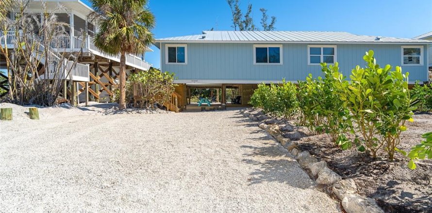Duplex in Placida, Florida 2 bedrooms, 91.97 sq.m. № 1528162