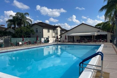 Condo in Lake Worth, Florida, 2 bedrooms  № 1186245 - photo 1