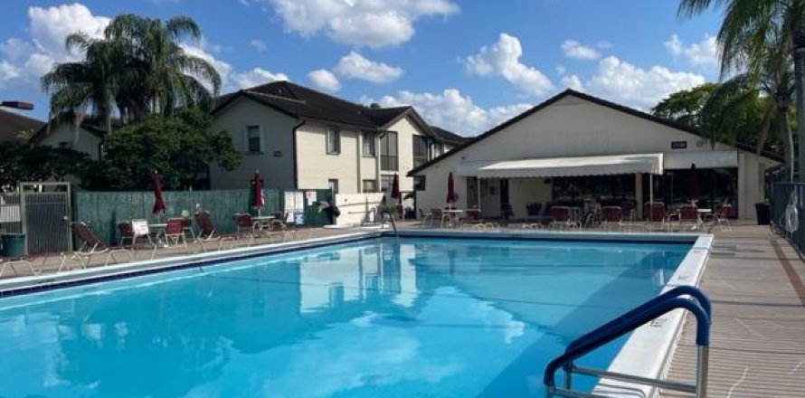 Condo in Lake Worth, Florida, 2 bedrooms № 1186245