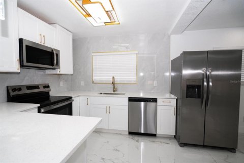 House in Lutz, Florida 5 bedrooms, 135.45 sq.m. № 1876236 - photo 6