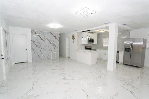 House in Lutz, Florida 5 bedrooms, 135.45 sq.m. № 1876236 - photo 4