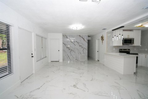 House in Lutz, Florida 5 bedrooms, 135.45 sq.m. № 1876236 - photo 9