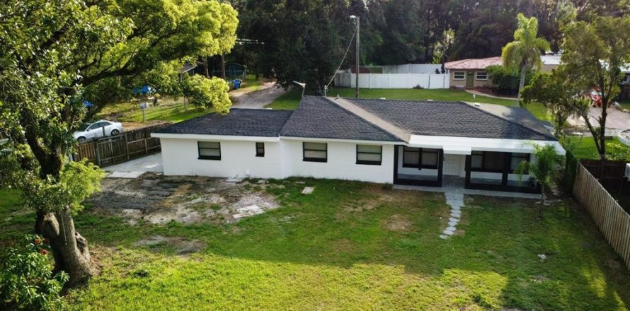 House in Lutz, Florida 5 bedrooms, 135.45 sq.m. № 1876236
