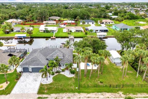 House in Port Charlotte, Florida 3 bedrooms, 214.7 sq.m. № 1812722 - photo 3