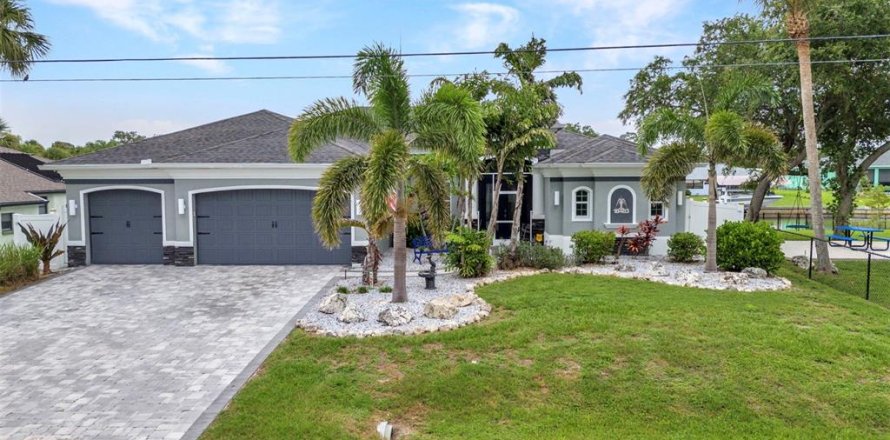 House in Port Charlotte, Florida 3 bedrooms, 214.7 sq.m. № 1812722