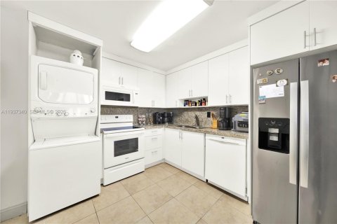 Купить кондоминиум в Майами, Флорида 2 спальни, 126.53м2, № 2088481 - фото 12