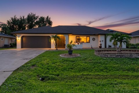 House in Port Charlotte, Florida 3 bedrooms, 200.85 sq.m. № 2418863