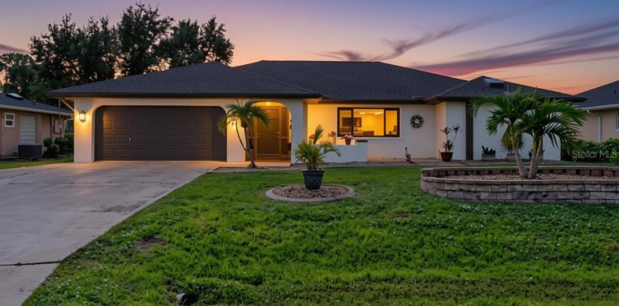Casa en Port Charlotte, Florida 3 dormitorios, 200.85 m2 № 2418863