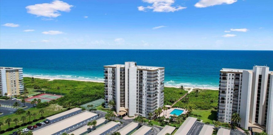 Condominio en Hutchinson Island South, Florida, 3 dormitorios  № 921004