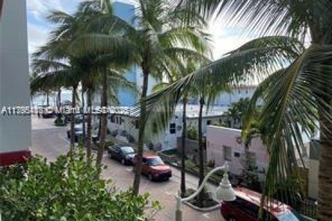 Condo in Hollywood, Florida, 1 bedroom № 2035538 - photo 4