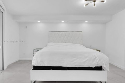 Condo in Bay Harbor Islands, Florida, 2 bedrooms  № 1741286 - photo 17
