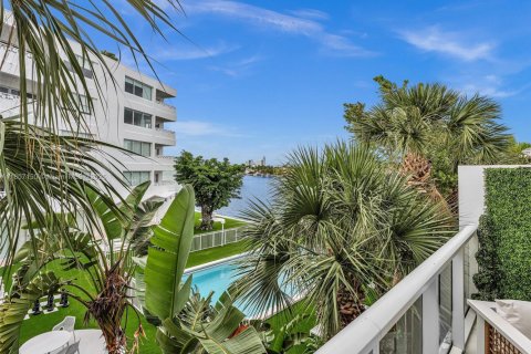 Condo in Bay Harbor Islands, Florida, 2 bedrooms  № 1741286 - photo 11