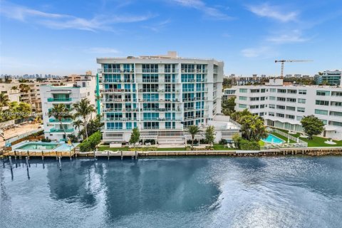 Condo in Bay Harbor Islands, Florida, 2 bedrooms  № 1741286 - photo 1
