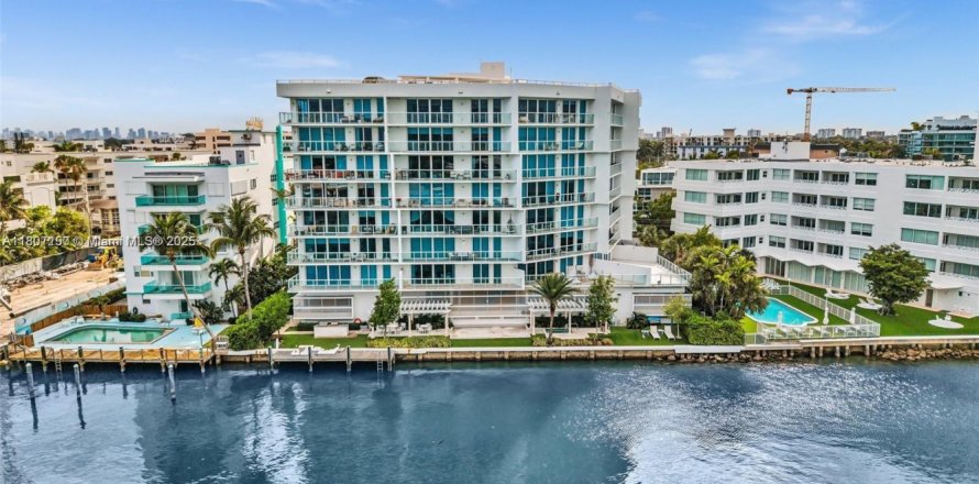 Condo in Bay Harbor Islands, Florida, 2 bedrooms  № 1741286