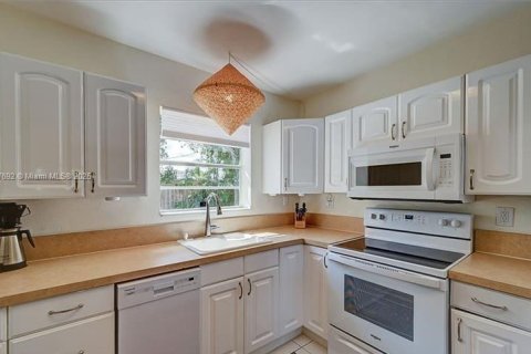House in Pompano Beach, Florida 3 bedrooms, 120.03 sq.m. № 1861198 - photo 2