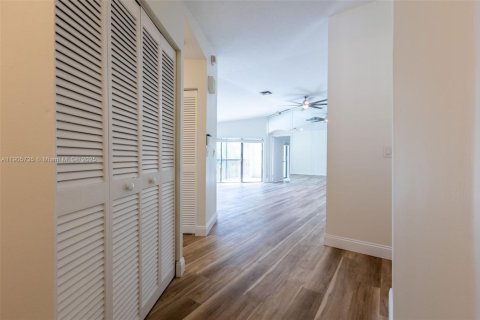 Condo in Pembroke Pines, Florida, 2 bedrooms № 1956633 - photo 5