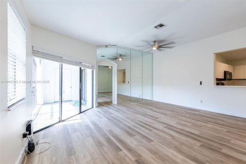 Condo in Pembroke Pines, Florida, 2 bedrooms № 1956633 - photo 3