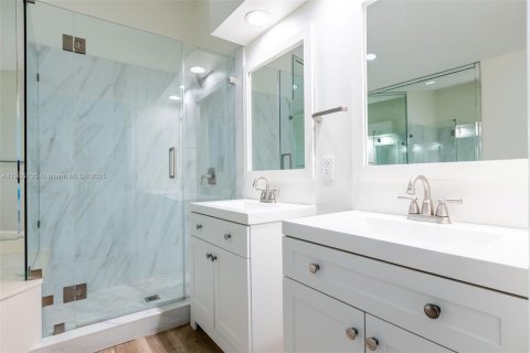 Condo in Pembroke Pines, Florida, 2 bedrooms № 1956633 - photo 25