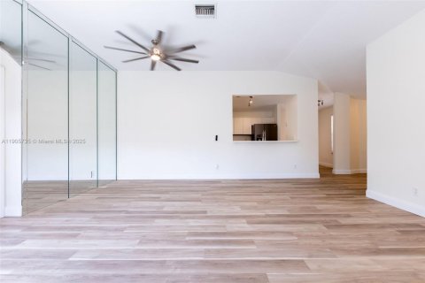 Condo in Pembroke Pines, Florida, 2 bedrooms № 1956633 - photo 17