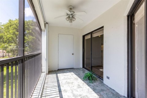 Condo in Pembroke Pines, Florida, 2 bedrooms № 1956633 - photo 9