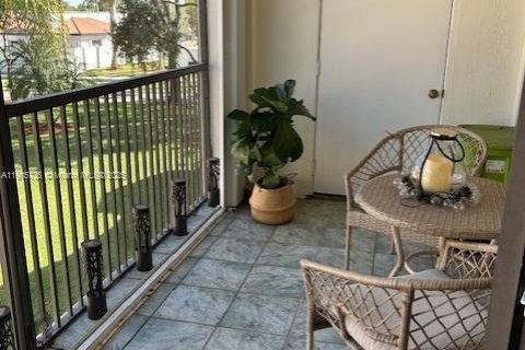 Condo in Pembroke Pines, Florida, 2 bedrooms № 1956633 - photo 12