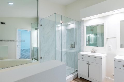 Condo in Pembroke Pines, Florida, 2 bedrooms № 1956633 - photo 29