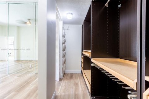Condo in Pembroke Pines, Florida, 2 bedrooms № 1956633 - photo 23