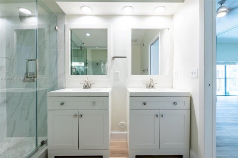 Condo in Pembroke Pines, Florida, 2 bedrooms № 1956633 - photo 26