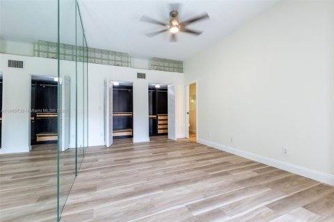 Condo in Pembroke Pines, Florida, 2 bedrooms № 1956633 - photo 21