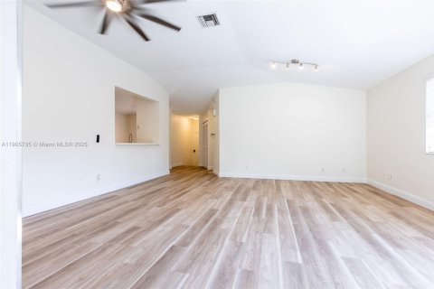 Condo in Pembroke Pines, Florida, 2 bedrooms № 1956633 - photo 18