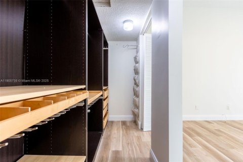 Condo in Pembroke Pines, Florida, 2 bedrooms № 1956633 - photo 22