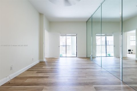 Condo in Pembroke Pines, Florida, 2 bedrooms № 1956633 - photo 24
