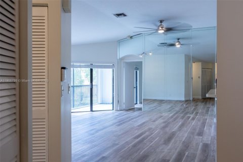 Condo in Pembroke Pines, Florida, 2 bedrooms № 1956633 - photo 2