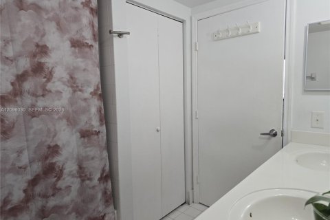 Condo in Miami, Florida, 2 bedrooms  № 2387946 - photo 10
