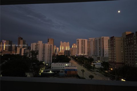 Condo in Miami, Florida, 2 bedrooms  № 2387946 - photo 18