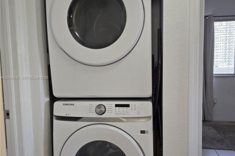 Condo in Miami, Florida, 2 bedrooms  № 2387946 - photo 25
