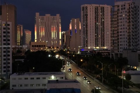 Condo in Miami, Florida, 2 bedrooms  № 2387946 - photo 13