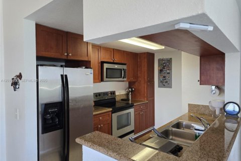 Condo in Miami, Florida, 2 bedrooms  № 2387946 - photo 30
