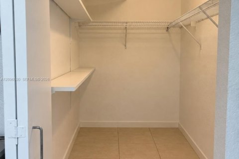 Condo in Miami, Florida, 2 bedrooms  № 2387946 - photo 28