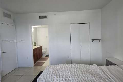Condo in Miami, Florida, 2 bedrooms  № 2387946 - photo 17