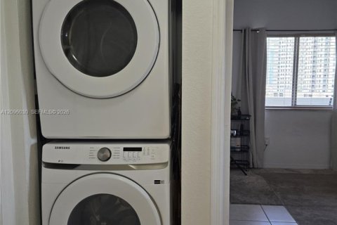 Condo in Miami, Florida, 2 bedrooms  № 2387946 - photo 8