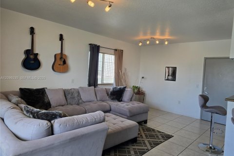 Condo in Miami, Florida, 2 bedrooms  № 2387946 - photo 1