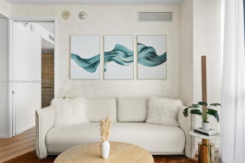 Condo in Miami Beach, Florida, 2 bedrooms  № 1981517 - photo 7