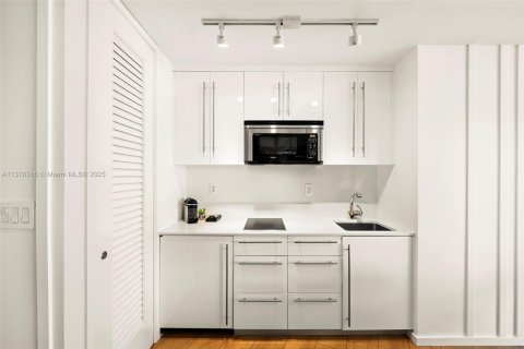 Condo in Miami Beach, Florida, 2 bedrooms  № 1981517 - photo 10