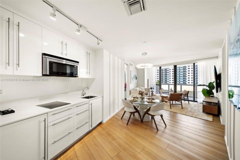 Condo in Miami Beach, Florida, 2 bedrooms  № 1981517 - photo 8