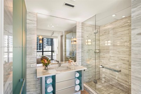 Condo in Miami Beach, Florida, 2 bedrooms  № 1981517 - photo 28