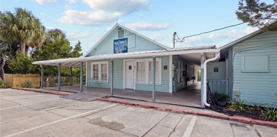 Commercial property in Cedar Key, Florida 6 bedrooms, 189.15 sq.m. № 2323286