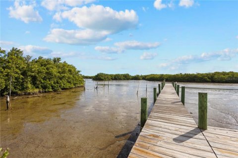 Commercial property in Cedar Key, Florida 6 bedrooms, 189.15 sq.m. № 2323286 - photo 19