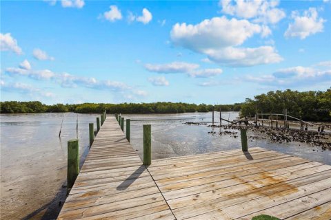 Commercial property in Cedar Key, Florida 6 bedrooms, 189.15 sq.m. № 2323286 - photo 18
