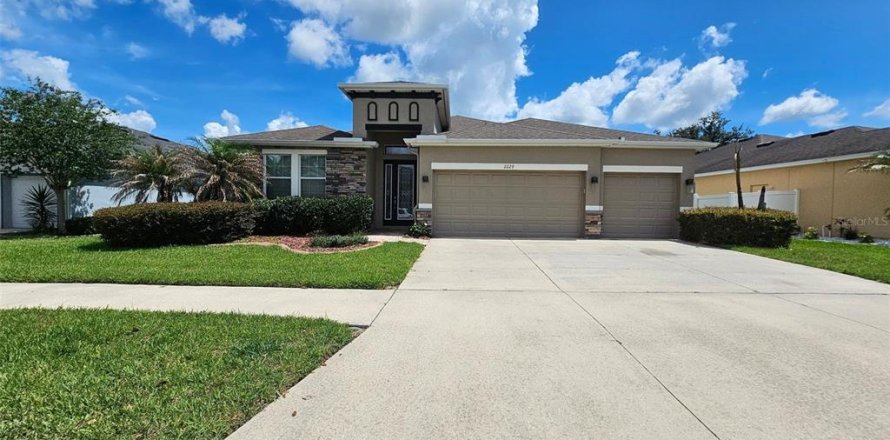 House in Valrico, Florida 4 bedrooms, 224.73 sq.m. № 2215952